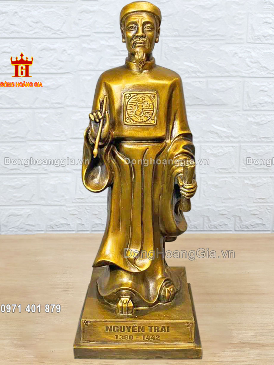 Tượng Nguyễn Trãi bằng đồng vàng là dòng sản phẩm cao cấp tại Hoàng Gia